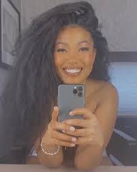 Lori Laing's Instagram, Twitter & Facebook