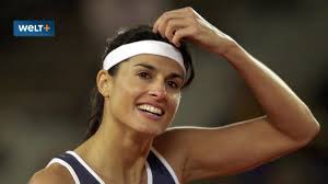 However, her shyness was a problem, and apparently she often deliberately lost matches during semifinals of tournaments to avoid taking the limelight, as she wouldn't know what to say if she was asked to give a speech. Gabriela Sabatini Schwarmt Vom Sieg Bei Us Open Gegen Steffi Graf Welt