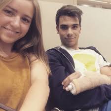 Dois anos depois, o campeão de motogp trocou juras de amor com a amada. Piloto Miguel Oliveira Pede Filha Da Madrasta Em Casamento E Ela Disse Sim Nacional Flash