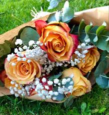 Le bouquet de coquelicots,symbole de rêves,signifie ardeur fragile. Bouquet De Roses Oranges Et Gypsophile Coquelicot