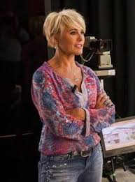 La coupe est courte, mais reste très féminine et convient à merveille à cette dame aux cheveux gris. 180 Idees De Coupe Mi Courte En 2021 Coupe De Cheveux Courte Cheveux Courts Coupe De Cheveux