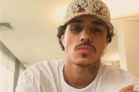 Oliver decesary santos (são paulo, 11 de novembro de 1994), mais conhecido pelo nome artístico livinho, é um cantor de funk brasileiro. Mc Livinho E Acusado De Injuria Racial Por Modelo Em Gravacao De Clipe Cidadeverde Com