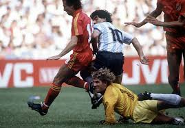 Vöeller cabeceó un remate en el área de argentina y venció al arquero. Maradona Contra El Bien Arquero De Belgica Elegido Como El Mejor Pero El Diego Le Hizo 2 Goles Diego Maradona Futbol Deportes