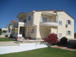 Seit 1952 engagiert sich pro familia als gemeinnütziger verein für eigenverantwortliche familienplanung und selbstbestimmte sexualität. Immobilien Vodice Familienhaus Mit Zwei Wohnungen Und Grossem Hof Haus Villa