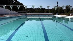 Tours Le Bonnet Devrait Il Etre Obligatoire A La Piscine