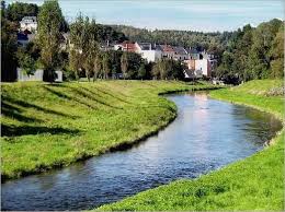 Weisse Elster Fluss In Europa Die Weisse Elster Ist Ein 245 4 Kilometer Langer Rechter Nebenfluss Der Saale Sie Entspringt In Tschechi Fluss Gewasser Holzbrucke