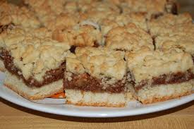 Spalam prunele si le taiem felii. Prajitura Cu Gem Si Bezea Jamila Cuisine