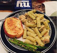 Makan malam dengan makanan glikemik rendah bisa. Ini 7 Menu Makan Malam Tinggi Protein Untuk Pesepak Bola