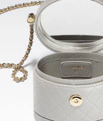 Chanel vanity case chanel store small vanity chanel cruise chanel handbags chanel bags chanel fashion small leather goods chain shoulder bag. Kleine Vanity Mit Kette Genarbtes Lammleder Goldfarbenes Metall Chanel