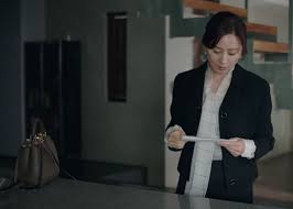 Kim Hee Ae S Fashion As Ji Sun Woo In K Drama The World Of The Married Episode 16 In 2020 Fashion Korean Fashion Boss Lady