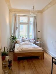 Mein Zimmer Ist Mit 14 Qm Nicht Super Gross Allerdings Ist Zu Bedenken Dass Die Wohnung Mit 100 Qm Sehr Grosszugig Ausges Wg Zimmer Altbau Schlafzimmer Wohnung