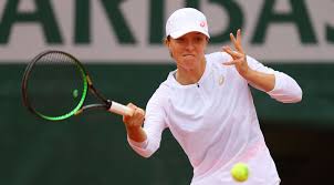 Analysis swiatek was unstoppable once again on the biggest stage, hitting 25 winners compared to 17 unforced errors across 1 hour and 24 minutes to upset the 4th seed and win the first grand slam. Superb Swiatek Sweeps Aside Bouchard At Roland Garros