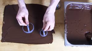 Formez un cornet (à l'aide de papier parchemin coupé en triangle qui servira de poche à douilles) et faites un petit trou au bout de l'entonnoir d'où sortira le chocolat. La Technique De Decoupe Sur Les Plaques Chocolat