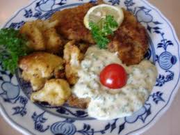 Kalbsschnitzel Mit Gebratenen Blumenkohl Und Tatarska Omacka Sauce Rezept Rezept Kalbsschnitzel Schnitzel Rezepte