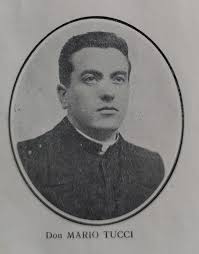 Donato al museo questo santino, risalente al 1941, stampato in occasione  della nomina di Mario Tucci a Sacerdote. Don Mario Tucci, nato a  Gorfigliano, nel 1917, fu parroco di Avenza per poi