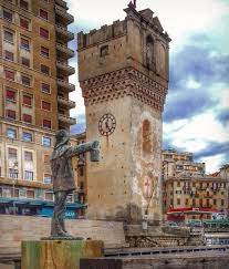 Monumento Il Marinaio All Ingresso Della Darsena Del Porto E Sullo Sfondo La Torre Leon Pancaldo Savona Darsena Torre Monumento