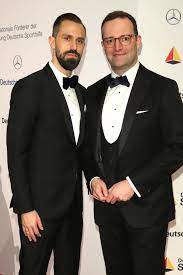 Spahn graduated in 1999 from the episcopal. Jens Spahn Ehemann Ist Auch Mit Coronavirus Infiziert Gala De