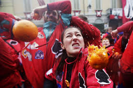 Noto ai più per la spettacolare battaglia delle arance che si svolge per tre giorni nelle principali piazze cittadine, il carnevale eporediese si. Carnevale Di Ivrea La Battaglia Delle Arance Diventa Ecologica Innaturale