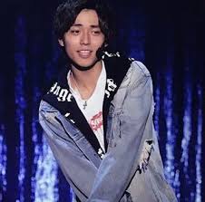 永瀬廉 kingandprince キンプリ ティアラ 廉様のソロ歌 私服ver 前髪をあげてカジュアルな服で歌う歌ってなんだろ 曲名は分からんけど絶対ソロ曲笑 普段下げた髪型しか見た事ないからなかなか新鮮 クロムハーツ がそんな彼によく似合ってる 廉