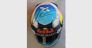 Daniel ricciardo height, weight and body measurement. Formel 1 Pilot Daniel Ricciardo Stiftet Signierten Minihelm