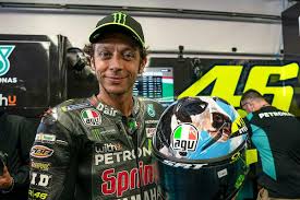Valentino rossi (born february 16, 1979 in urbino, italy) is an italian professional motorcycle racer and multiple motogp world champion. Valentino Rossi In Mugello Mit Einer Kuh Auf Dem Helm