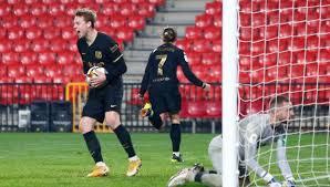 تم سقوط غرناطة في 2 ربيع الأول عام 897 هـ ما يوافق 2 يناير 1492 بتسليم الملك أبو عبد الله محمد الصغير إياها إلى الملك فرديناند الخامس بعد حصار خانق دام 9 أشهر. 2ksb Jzg11wlam