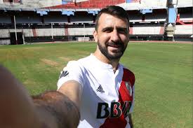 La historia de lucas el oso pratto, el delantero de river plate que se convirtió en idolo gracias a sus importantes goles a boca. Pratto Cede A Pressao De Torcedores Do River E Altera Twitter Veja