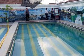 Kolam renang mini sangat indah jika ditambahkan dengan ornamen waterfall dan ornamen air mancur, yang terbuat dari batu alam sehingga tampak alami dan natural, desai waterfallpun bisa diletakkan dibibir kolam renang ataupun di dinding pembatas kolam renang, untuk bahan batu alam biasanya memakai batu andesit, paras jogja dan batu candi. Kolam Renang 1 5 Meter Di Kricak Kidul Yogyakarta Renggut 2 Nyawa Bocah