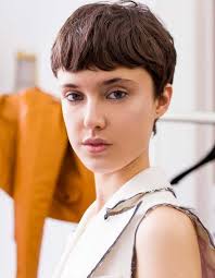 Heureusement, il existe d'innombrables idées de la coupe de cheveux courts femme 50 ans parmi. Coupe Cheveux Courts Chatain Automne Hiver 2018 Les Plus Belles Coupes Courtes A Adopter En 2021 Elle