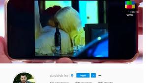 Si bien durante varios meses se rumoreó que lali espósito estaba saliendo con miguel ángel silvestre, su compañero de elenco en la serie sky rojo, ahora se confirmó que la artista no estaba con el actor, sino que lo hace con.¡el director david victori! Quien Es David Victori El Joven Director Con El Que Lali Esposito Fue Fotografiada