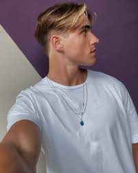 Whether it makes you feel like a powerful badass or like your hair has been glued to your face, the middle part has withstood the test of time. Hairstyle 2020 Middle Part Men Haircut Undercut Faded Hair Middle Hair