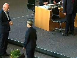Oktober 1977 in demmin, geborene hennig) ist eine deutsche politikerin (die linke). Thuringen Linkenchefin Wirft Thomas Kemmerich Blumenstrauss Vor Die Fusse Der Spiegel