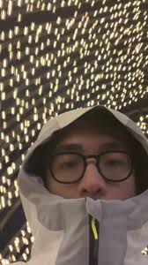 "Ly cà phê dần tan cùng anh theo năm tháng, theo em, theo em."