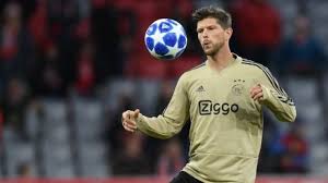 In the current club ajax played 8 seasons, during this time he played 189 matches and scored 159 goals. Ajax Perpanjang Kontrak Klaas Jan Huntelaar Satu Musim Lagi