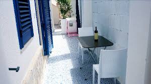 Casa indipendente con tre camere da letto, 2 bagni di cui uno con doccia, mobili nuovi, lavatrice, frigo, tv schermo piatto, cucina con elettrodomestici, stoviglie e piatti, ampio giardino, barbecue. A Torre Lapillo A 50 Metri Dalla Stupenda Spiaggia Sabbiosa Con Mare Privo Di Scogli In Centro Mono E Bilocali Di Nuova Costruzione