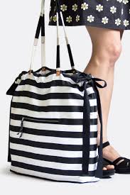 Taschen und täschchen kann man gar nicht genug gratis schnittmuster herunterladen und losnähen. Kostenloses Schnittmuster Fur Shopper Carrie Mit Video