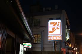 建物に溶け込む配色らしいが 微妙 配色 建物