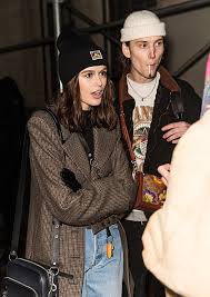 She is the daughter of model cindy crawford and businessman rande gerber. Kaia Gerber Und Freundin Fitnessfurfrauen Kaia Gerber Und Freundin Fitnessfurfrauen Fitnessfurfrauen Fr Kaia Gerber Style Fashion Fashion Couple