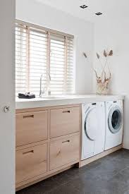 Kleiner Servicebereich Lernen Sie Diese Kleine Ecke Zu Dekorieren Ikea Regal Sofa Waschkuche Moderne Waschraume Badezimmer Wasche Waschkuchenorganisation