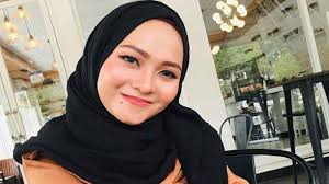 Tapi ku yakin ini sementara andai jodoh ini milik kita pasti suatu hari nanti kita kan bertemu kembali. Lirik Dan Chord Lagu Andaikan Jodoh Nazia Marwiana Viral Tiktok Kasih Cinta Kita Janganlah Redam Surya