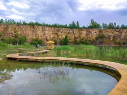 Park gródek w jaworznie, zbiornik wydra z wodą w lazurowym kolorze, kamieniołom, diving marina koparki, panorama. Zdjecia Park Grodek W Jaworznie
