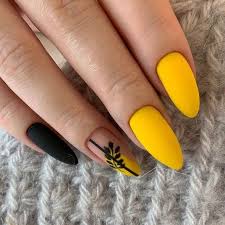 En 2021 podemos cubrir nuestras uñas en tonos azul, capas superiores mate y con elementos decorativos mínimos. Disenos De Unas En Color Amarillo En 2021 Manicura De Unas Unas De Maquillaje Disenos De Unas Mate