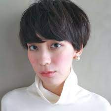 就活や仕事の関係で 黒髪にしないといけない でも お洒落は諦めたくない人も多いはず 黒髪は重たく見えてしまいますが ショート ボブとパーマを組み合わせるだけで 一気に垢抜けた印象になります 今回はそんな人に向けて お洒落なショートボブを紹介します