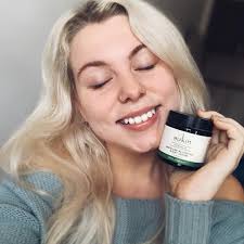 Say hello to a hydration hero! 💧 Signature Moisture Restoring Night Cream  is packed with moisturizing ingredients like Sesame Seed Oil. Why is Sesame  Seed Oil a hydration hero? 1️⃣ Non-comedogenic: Won't