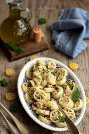Este o salata fresh usor de facut si va scoate din incurcatura atunci cand aveti pofta de o salata cu peste sau cand aveti musafiri. Salata De Paste Cu Ton Retete Culinare Laura Adamache