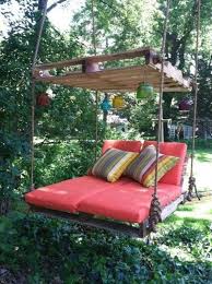 H Ngende Dekoration Holzm Bel Aus Paletten Matratze Terrassenideeen Garten Gartenpaletten Garte In 2020 Pallet Furniture Outdoor Pallet Outdoor Pallet Swing Beds