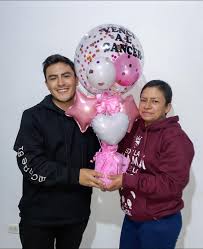 En este momento mi tía Doris Paz después de luchar un año de tratamiento  oncológico porfin venció el cáncer 🙏🏻 Nuestras oraciones siempre  estuvieron y Dios hizo su voluntad ♥️ ¡Todo va