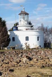 Seuls, balayés par les seule la mer tente de ne pas disparaître. Dormir Dans Un Phare En Europe Pichon Voyageur