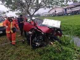 Tidak akan mati sebelum sampai waktunya. Berpantang Maut Sebelum Ajal Pasangan Suami Isteri Selamat Selepas Kereta Rempuh Pokok Dayakdaily