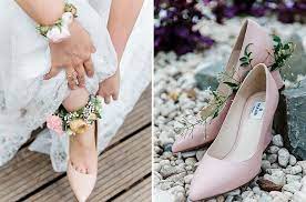 Die farbe schwarz strahlt ruhe und wärme aus. Boho Inspiration Fur Eine Fruhlingshochzeit Fruhlingshochzeit Schuhe Hochzeit Hochzeit